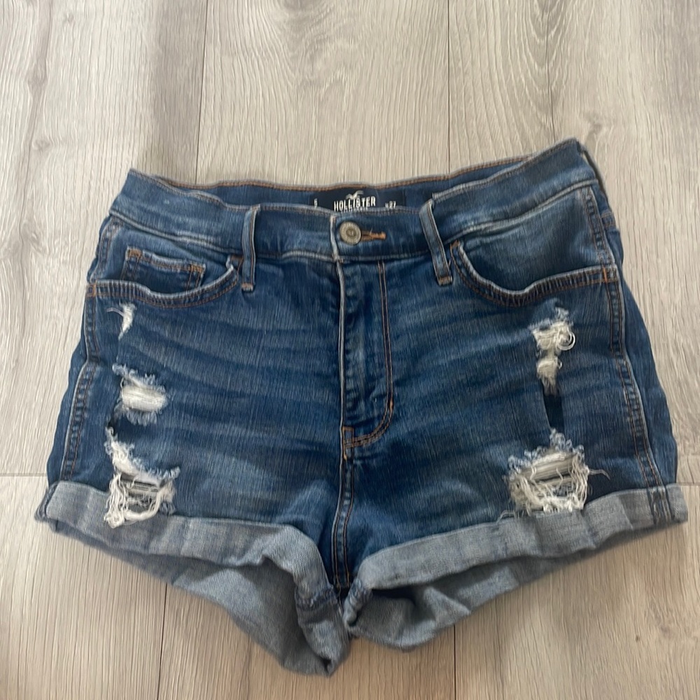 Hollister high rize size 5 denim shorts.